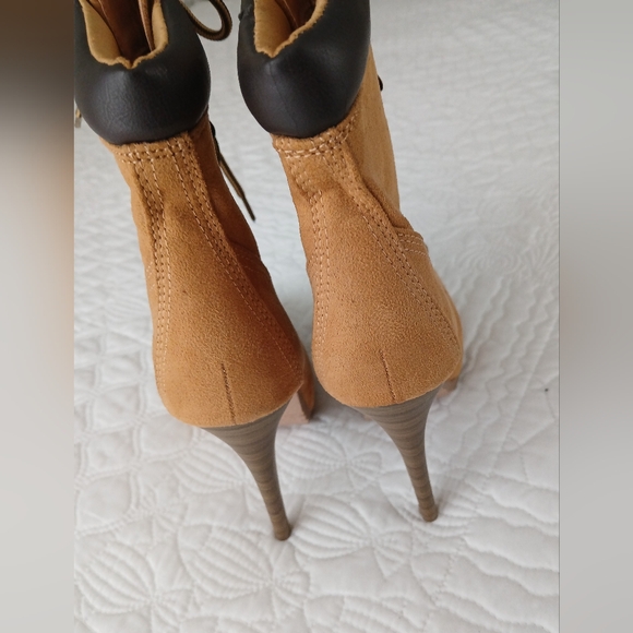 Stylish Tan Lace-Up Ankle Boots - Picture 4 of 6